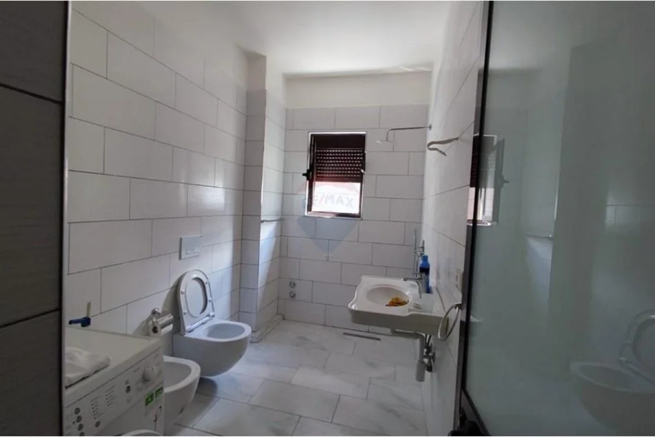 Tirane, jepet me qera apartament 2+1 Kati 4, 105 m² 550 € (Pazari i Ri - Blv Xhorxh W Bush,)