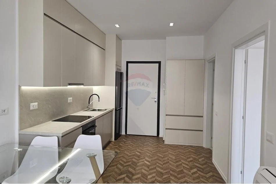 Tirane, jepet me qera apartament 1+1 Kati 3, 66 m² 900 € (Rruga e Kavajës)