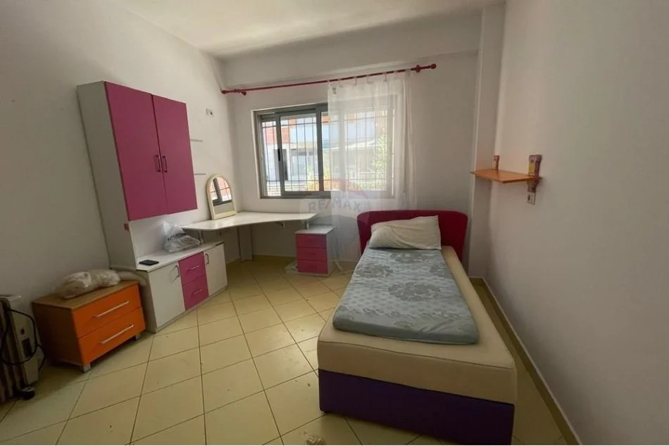 Tirane, jepet me qera apartament 2+1 Kati 1, 97 m² 400 € (Kopshti Botanik Xhamia)