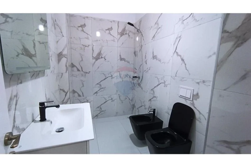 Tirane, jepet me qera apartament 1+1+Aneks+Ballkon , 90 m² 580 € (Rruga Kongresi Manastirit - Porcelan)