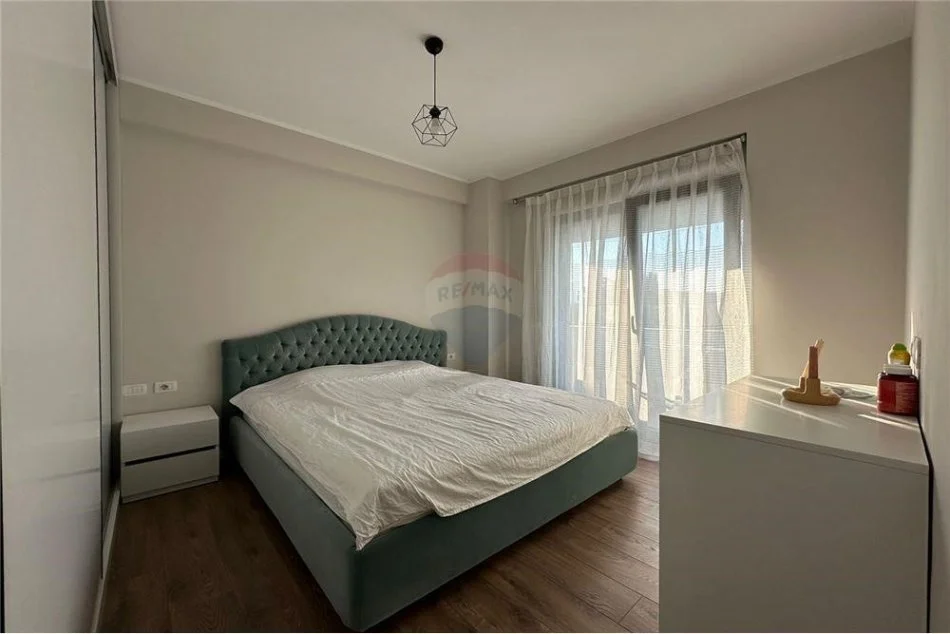 Tirane, jepet me qera apartament 2+1 Kati 1, 117 m² 750 € (App (2+1+2) plus postparkimi me qira, "Oasis")