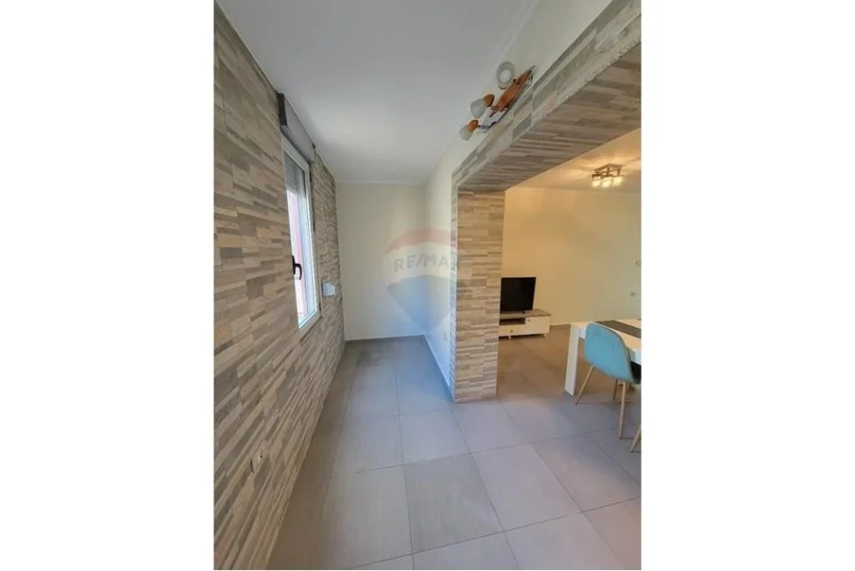 Tirane, jepet me qera apartament 1+1 Kati 3, 70 m² 550 € (Jepet apartament 1+1 me qira ne Brryl)