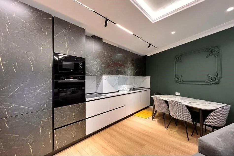 Tirane, jepet me qera apartament 2+1 Kati 5, 114 m² 1.300 € (Apartament 2+1+2 plus post parkimi me qira)