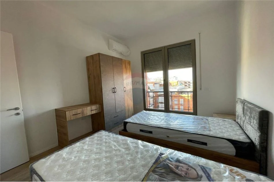 Tirane, jepet me qera apartament 2+1+Aneks+Ballkon , 116 m² 850 € (Rruga e Kavajes - Kompleksi Delijorgji)