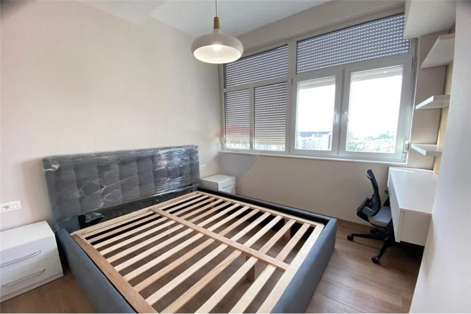 Tirane, jepet me qera apartament 1+1 Kati 10, 87 m² 850 € (Apartament 2+1+2 me qira perballe Delijorgjit !!)
