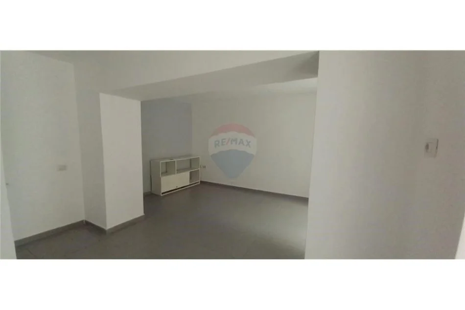 Tirane, shitet Kati 0, 36 m² 90.000 € (Dyqan ne Shitje tek Shallvaret)