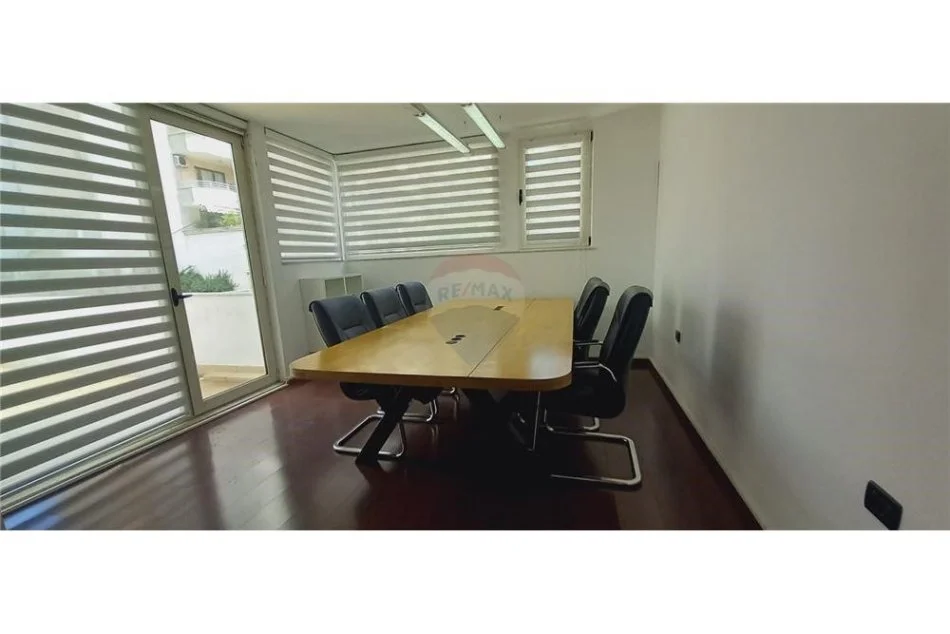 Tirane, jepet me qera zyre Kati 2, 156 m² 2.000 € (Jepet per Qira Zyre ne Bllok , Tirane !)