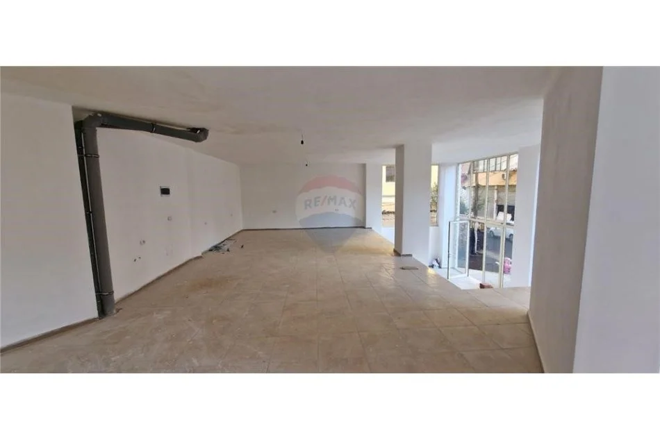 Tirane, jepet me qera ambjent biznesi Kati 0, 125 m² 800 € (Ambjent Komercial me QIRA)