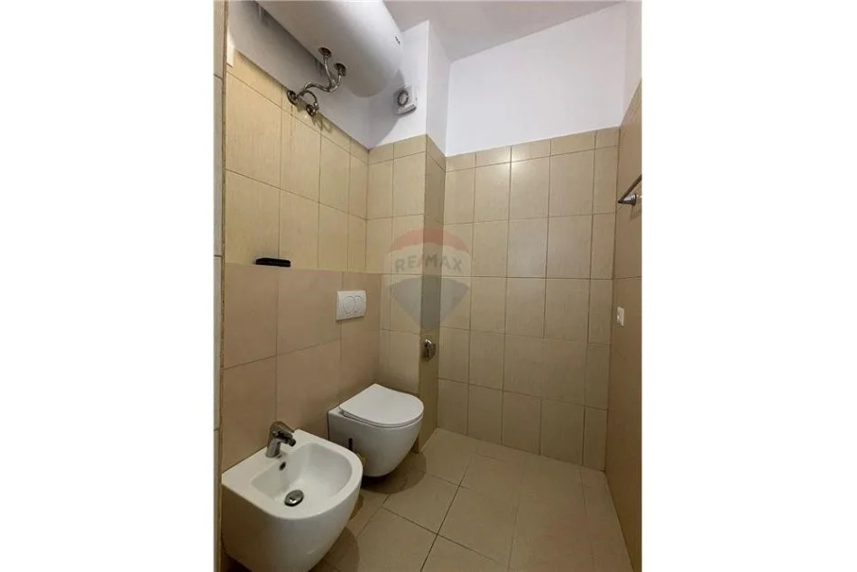 Tirane, jepet me qera apartament 2+1 Kati 7, 110 m² 450 € (Apartament 2+1 me qira tek Pallatet Cabej!)