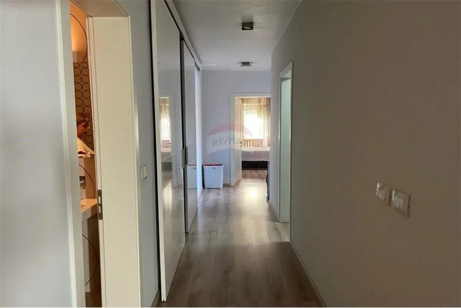 Tirane, jepet me qera apartament 2+1 Kati 3, 120 m² 800 € (Apartament 2+1+post parkimi me qira tek Selvia)