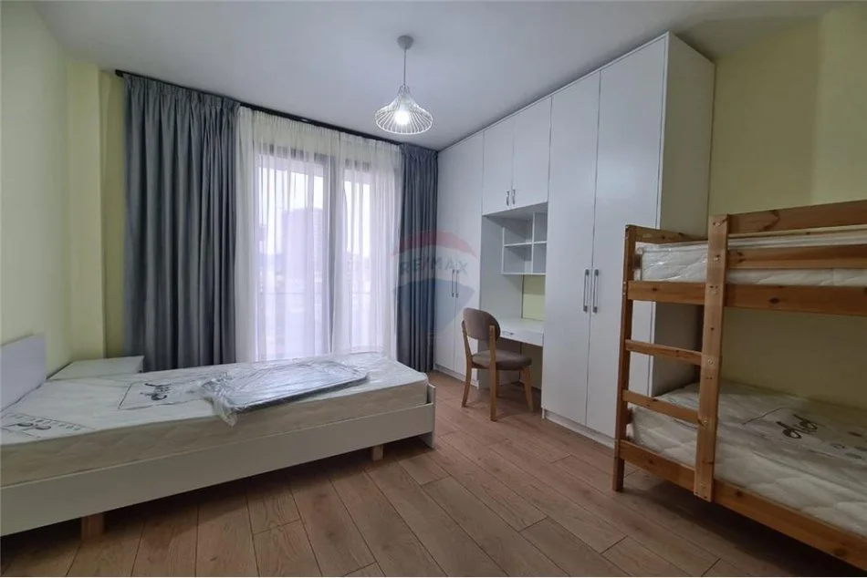 Tirane, jepet me qera apartament 2+1 Kati 5, 1.000 € (Rruga Skenderbeg)