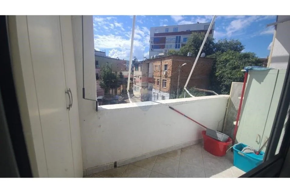 Tirane, jepet me qera apartament 2+1 Kati 2, 85 m² 500 € (Apartament 2+1 per qira te rruga e Elbasanit)