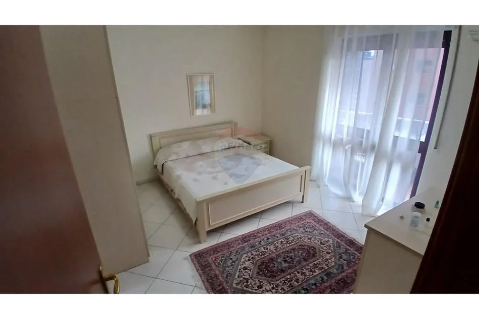 Tirane, jepet me qera apartament 2+1+Aneks+Ballkon Kati 9, 114 m² 800 € (Rruga e Barrikadave - Qendër)