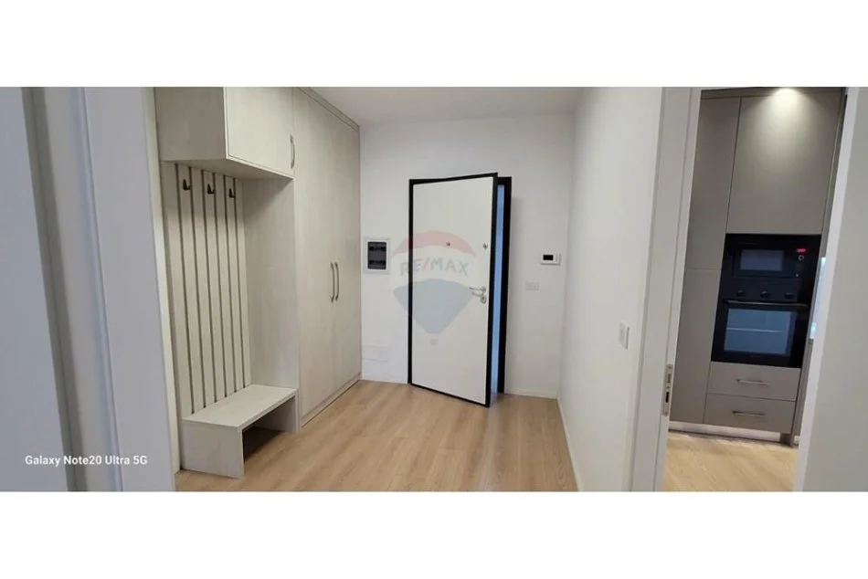 Tirane, jepet me qera apartament 2+1 Kati 3, 98 m² 650 € (Kopshti Botanik)