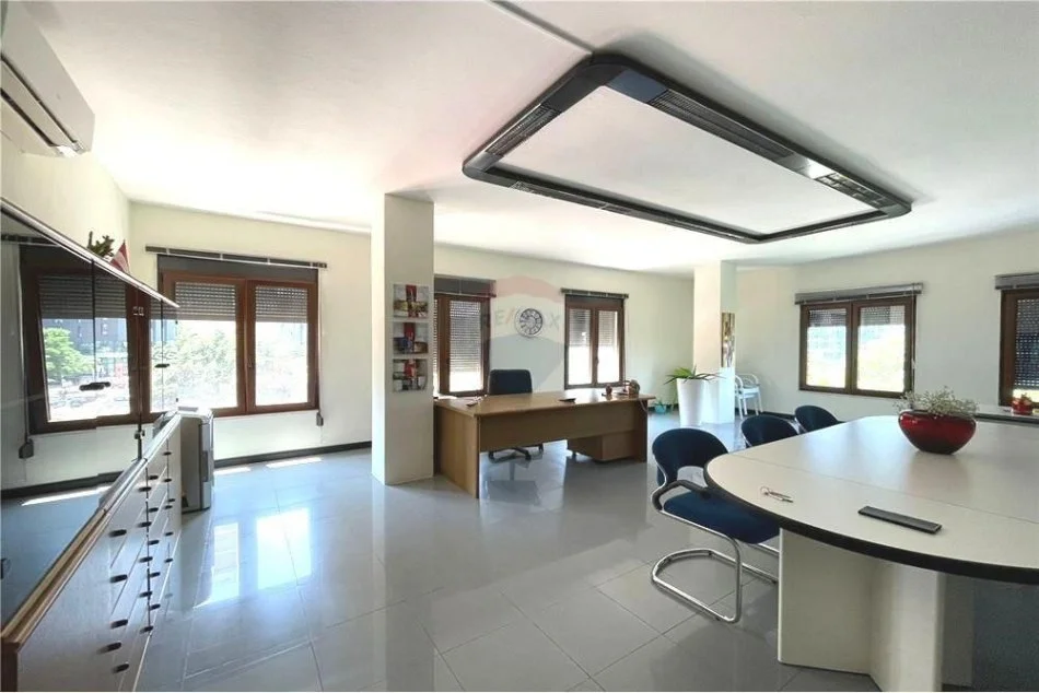 Tirane, jepet me qera zyre Kati 1, 100 m² 900 € (ZYRE PER QIRA 7 XHUXHAT RR.ELBASANIT)