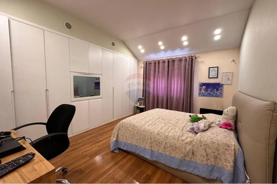 Tirane, jepet me qera apartament 3+1 Kati 4, 180 m² 750 € (Apartament 3+1+2 tualete+2 ballkone te Brryli)