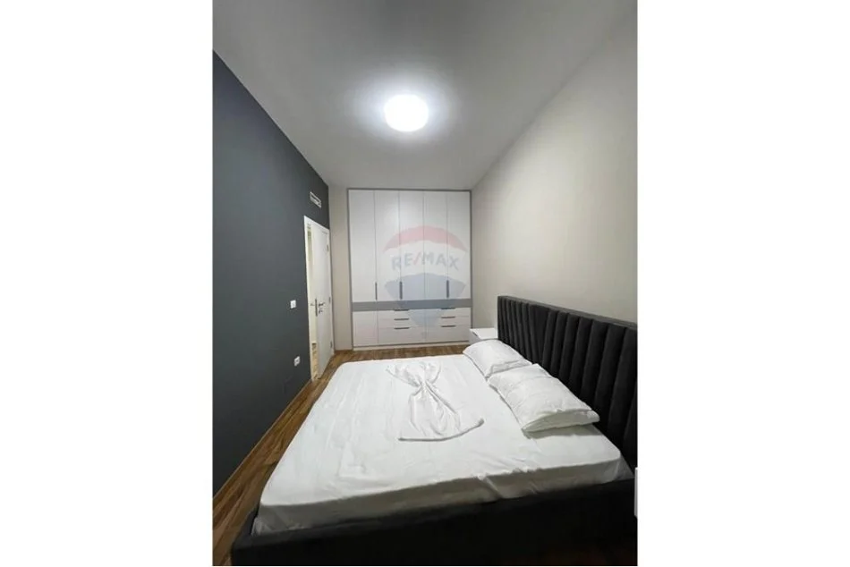 Tirane, jepet me qera 1+1+Ballkon Kati 3, 65 m² 600 € (Ish Fusha e Aviacionit)