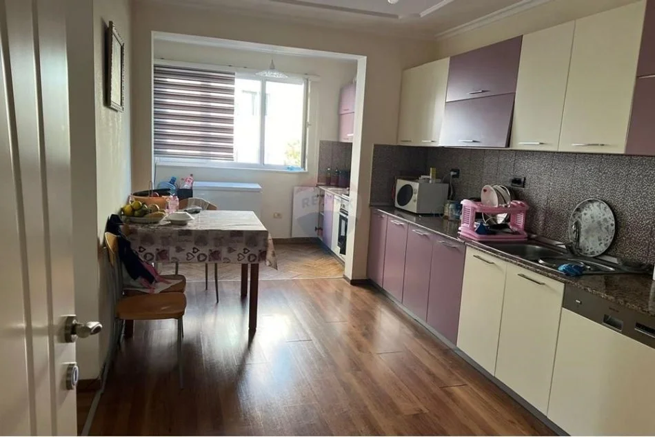 Tirane, shitet apartament 4+1 , 210 m² 320.000 € (Dupleks ne shitje ne Laprake, Blloku Gintash)