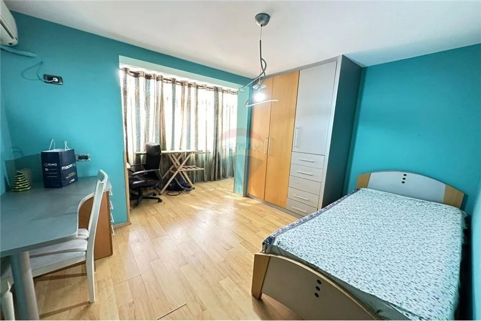 Tirane, jepet me qera apartament 3+1 , 105 m² 700 € (Apartament 3+1+2 tek Mine Peza!)