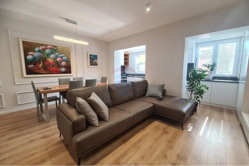 Tirane, jepet me qera apartament 2+1+Ballkon Kati 2, 92 m² 900 € (Rruga e Durresit)