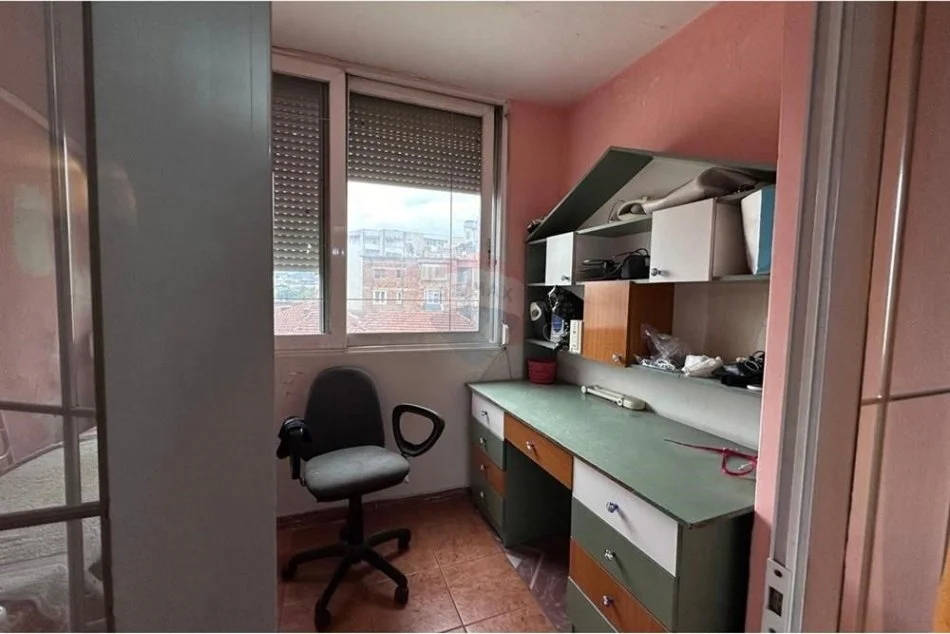 Tirane, jepet me qera apartament duplex 1+1 Kati 4, 75 m² 450 € (Apartament 1+1 per qira te Pazari i Ri)