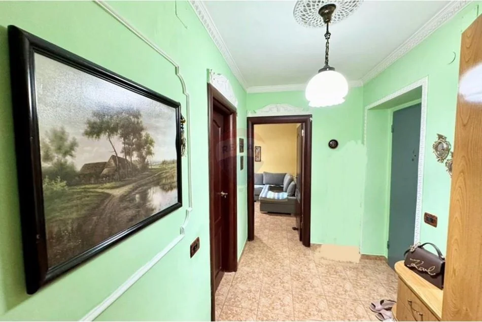 Tirane, shitet apartament 3+1 Kati 1, 70 m² 84.000 € (Rruga Aleksander Moisiu - Rrethinë - Kinostudio, Ka nevojë për rinovim)