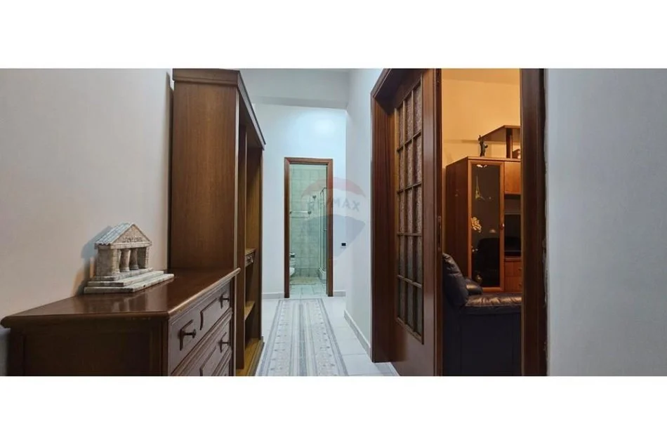 Tirane, jepet me qera apartament 2+1 Kati 3, 100 m² 800 € (Bllok)