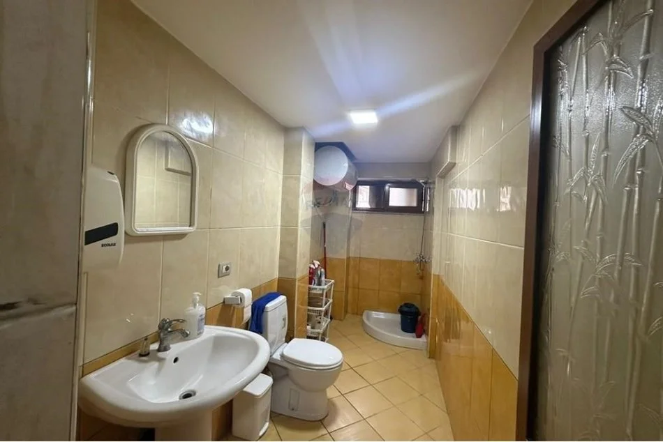 Tirane, jepet me qera zyre Kati 2, 69 m² 900 € (Zyre për Qira në Qendër të Tiranës!)