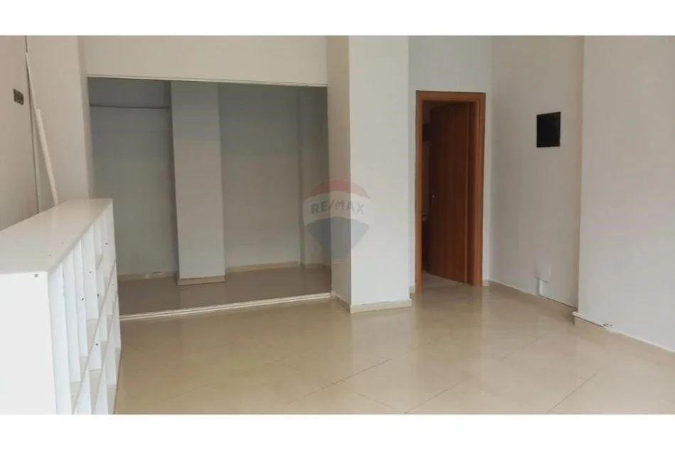 Tirane, jepet me qera dyqan Kati 0, 48 m² 700 € (Dyqan Me Qira)
