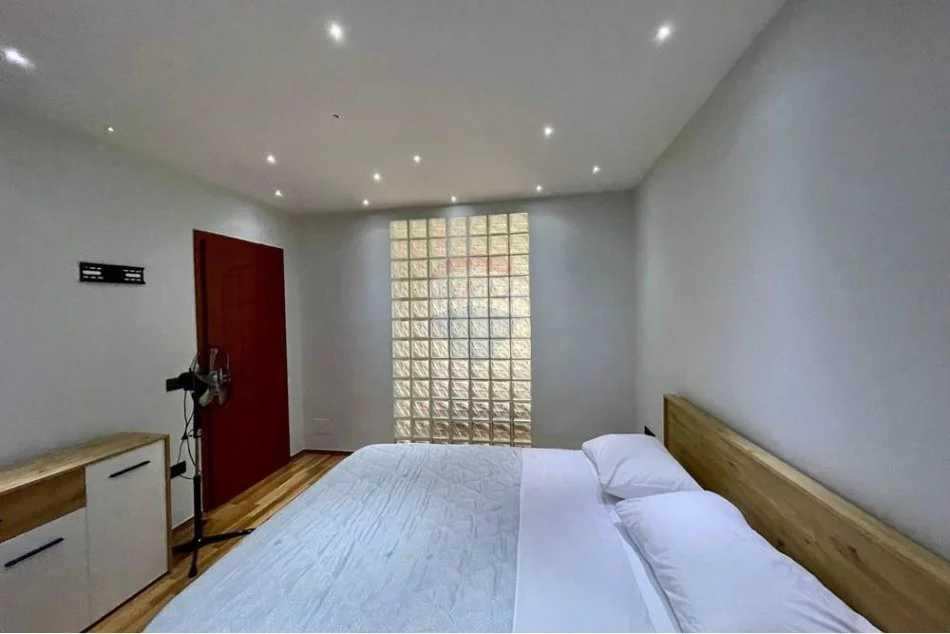 Tirane, jepet me qera 2+1+Ballkon Kati 4, 100 m² 700 € (Bllok)