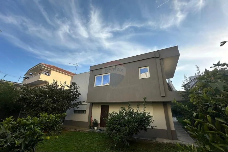 Tirane, jepet me qera Vile 2 Katshe , 310 m² 16.000 € (Sauk - Tiranë)