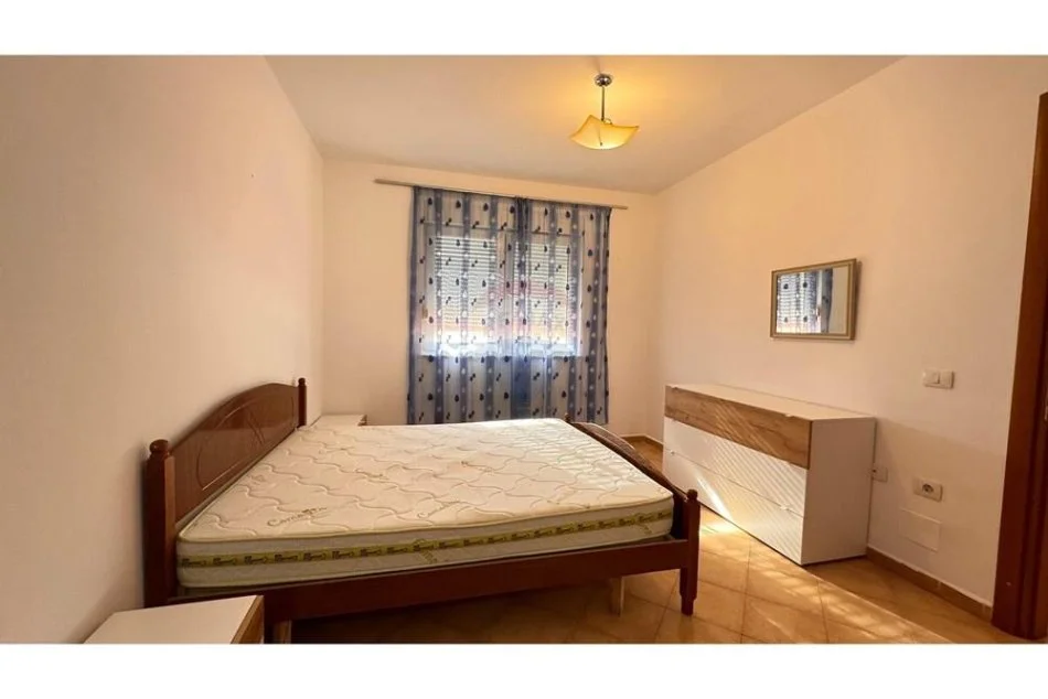 Tirane, jepet me qera apartament 1+1 , 70 m² 600 € (Apartament 1+1 per qira prane Air Albania Stadium)