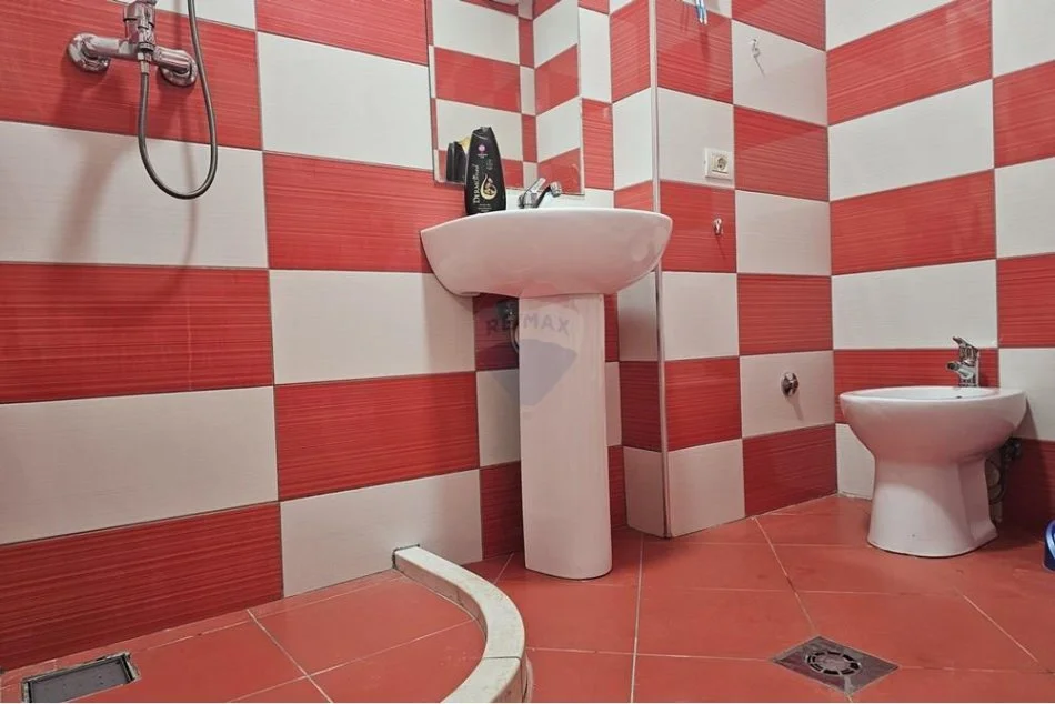 Tirane, jepet me qera apartament 2+1 , 94 m² 800 € (Pazari i Ri - Hoxha Tahsim,)