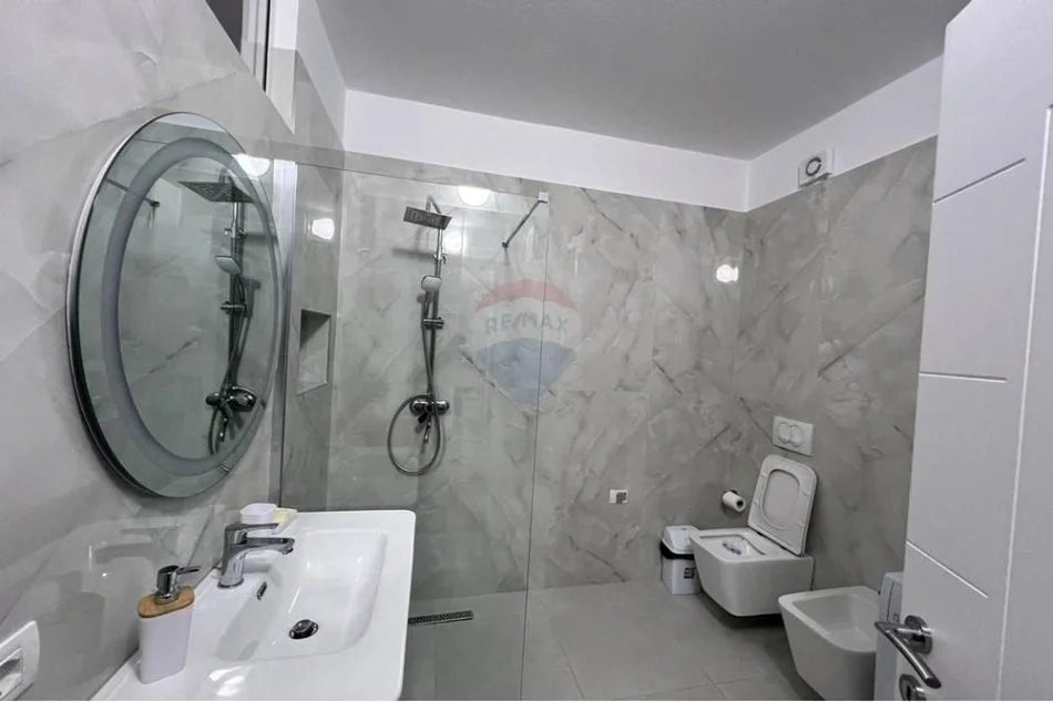Tirane, jepet me qera apartament 1+1 , 55 m² 650 € (Komuna e Parisit,)