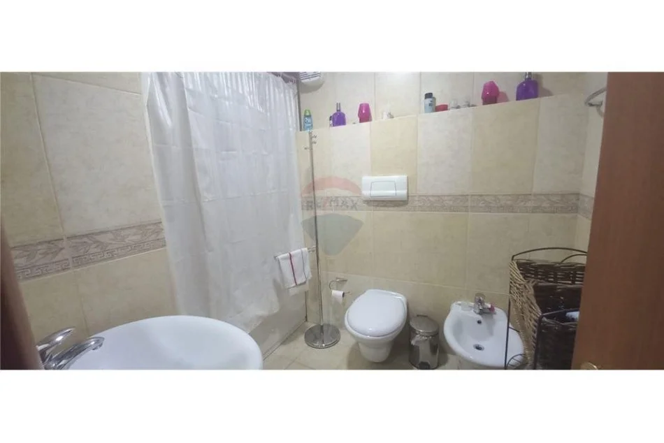 Tirane, jepet me qera apartament 1+1 , 102 m² 550 € (Qender - Rruga Mine Peza)
