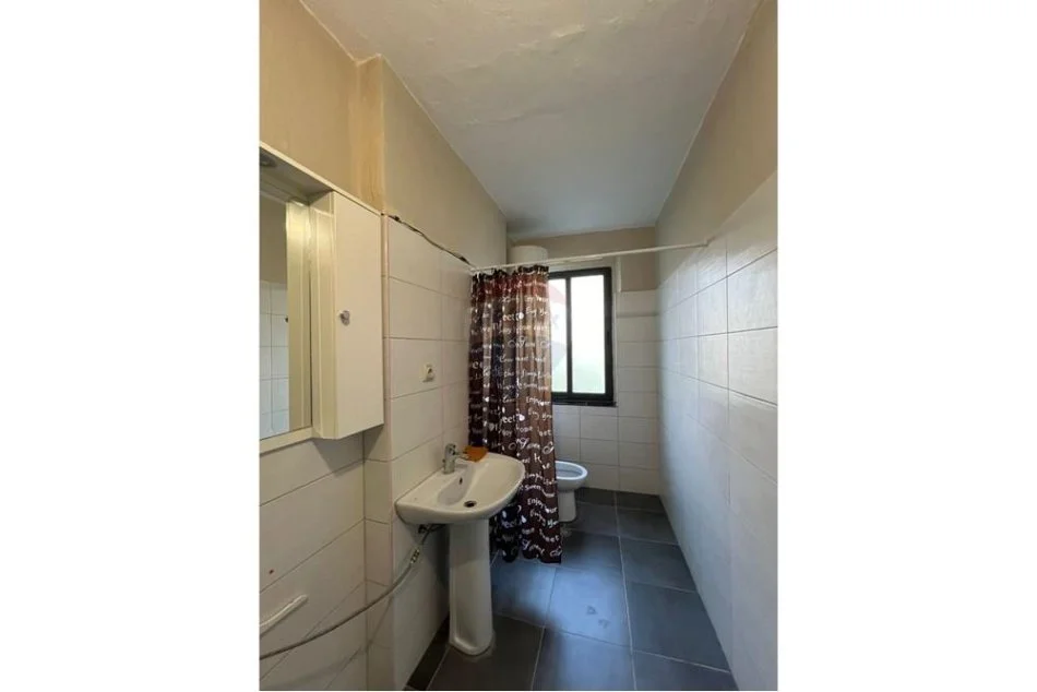 Tirane, jepet me qera 3+1 , 450 € (Bllok)