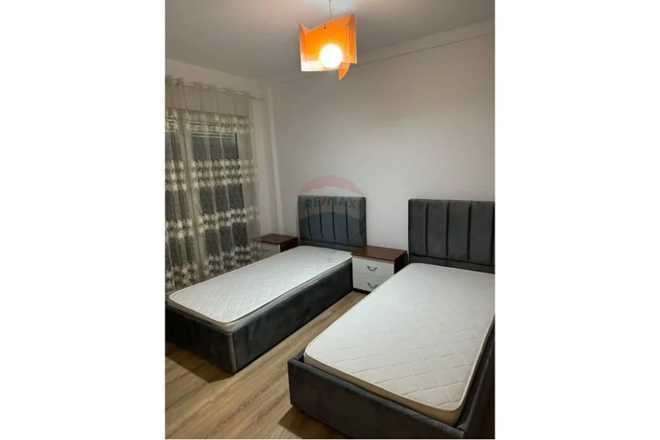 Tirane, jepet me qera apartament 2+1 , 117 m² 800 € (Liqeni i Thatë)