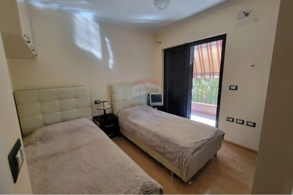 Tirane, jepet me qera apartament 2+1 Kati 4, 68 m² 600 € (Xhamlliku)