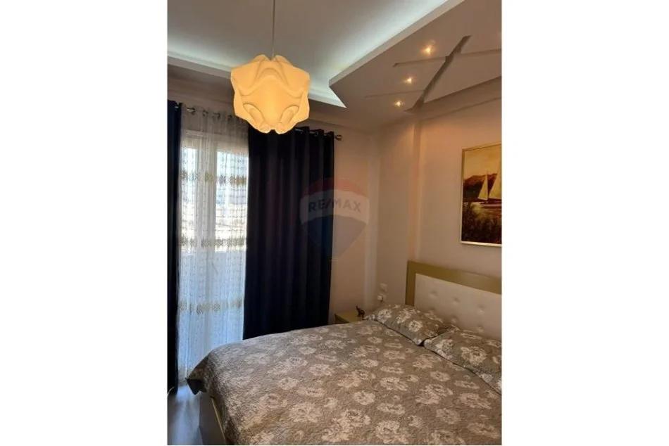 Tirane, jepet me qera apartament 1+1+Aneks+Ballkon , 78 m² 750 € (Prane Kristal Center - Komuna e Parisit)