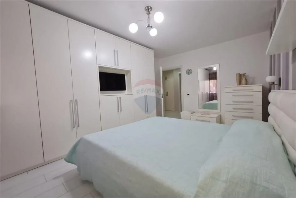 Tirane, jepet me qera apartament 2+1 Kati 5, 105 m² 750 € (Skender Luarasi - Komuna e Parisit)