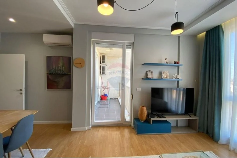 Tirane, jepet me qera apartament 1+1+Ballkon Kati 4, 64 m² (21 dhejtori,prane supermarket joena)