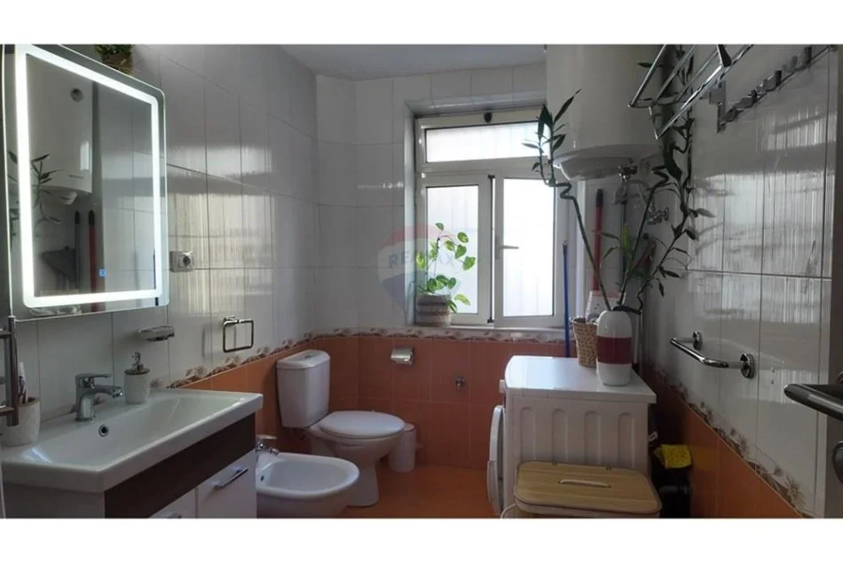 Tirane, jepet me qera apartament 2+1+Ballkon Kati 3, 80 m² 750 € (Mine Peza)