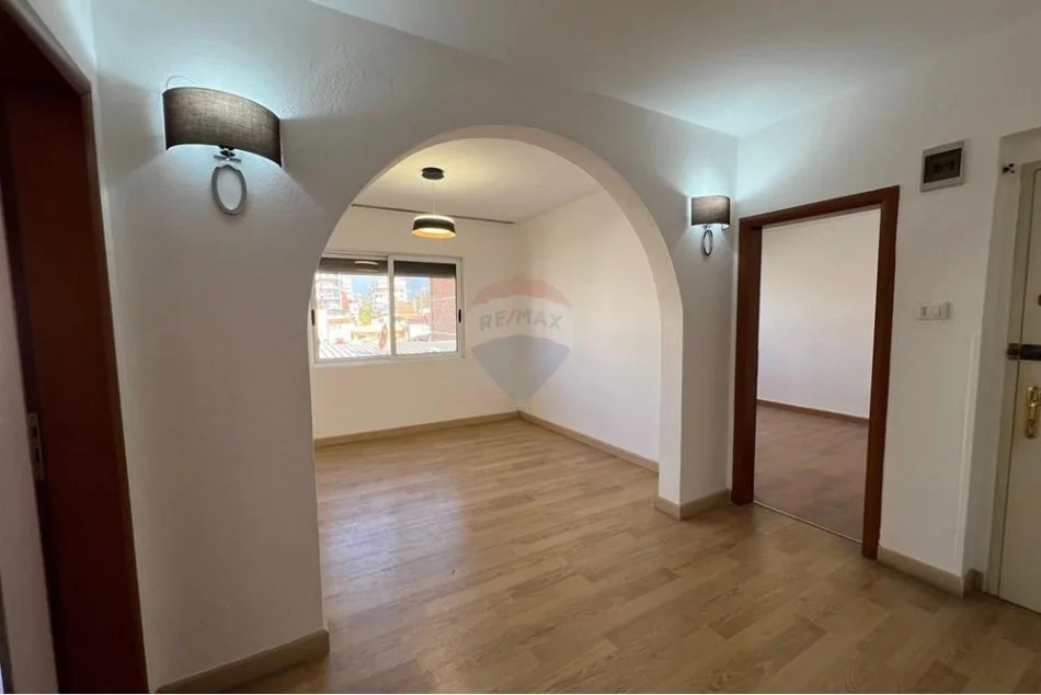Tirane, shes apartament 3+1 Kati 4, 94 m² 145.000 € (APARTAMENT 3+1 PER SHITJE TE GJIMNAZI PARTIZANI!)