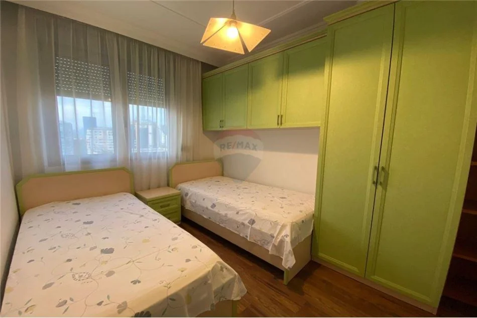 Tirane, jepet me qera apartament 2+1 , 1.300 € (Bllok)