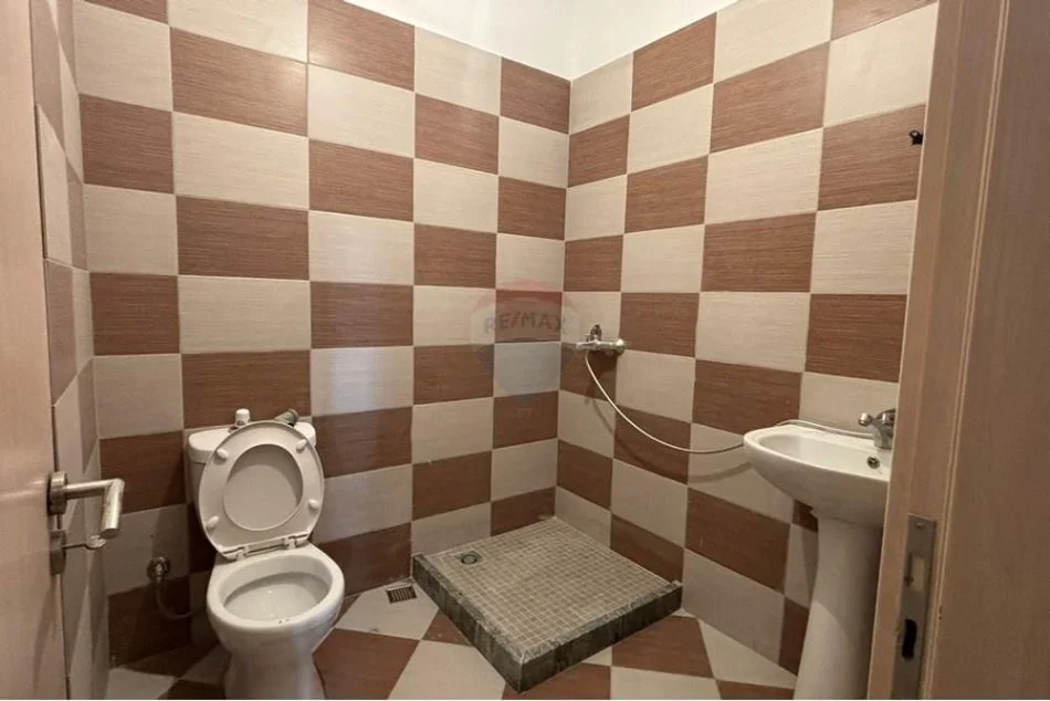Tirane, jepet me qera apartament 2+1 , 450 € (Astir)