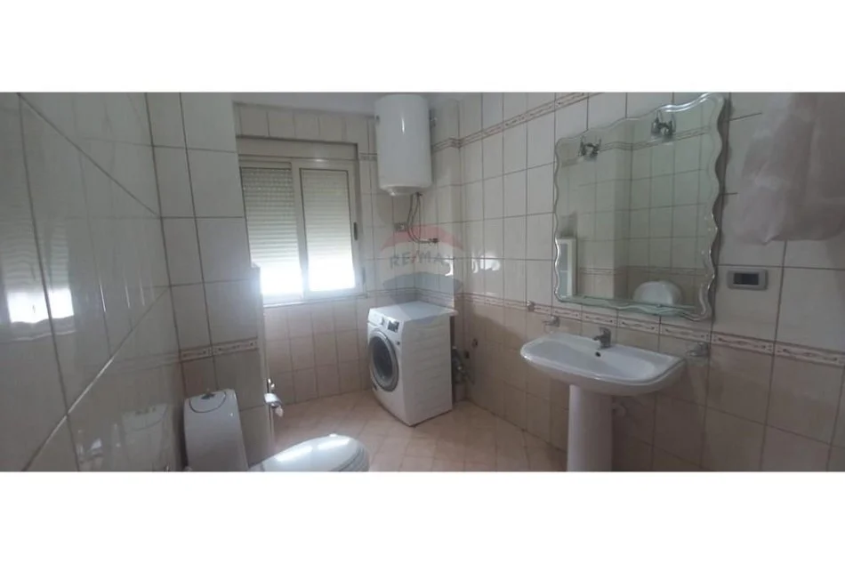 Tirane, jepet me qera apartament 2+1 , 600 € (Rruga e Durresit)