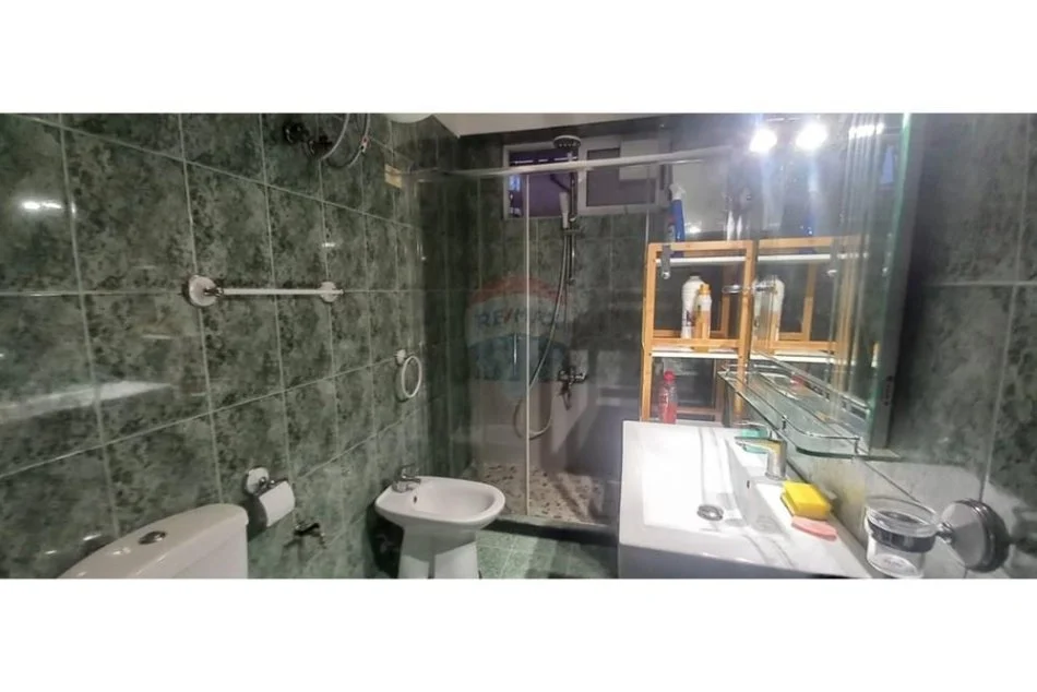 Tirane, jepet me qera apartament 3+1 , 700 € (21 Dhjetori)