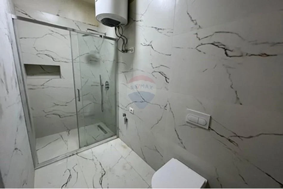 Tirane, jepet me qera apartament 2+1 , 950 € (Kafe Flora)