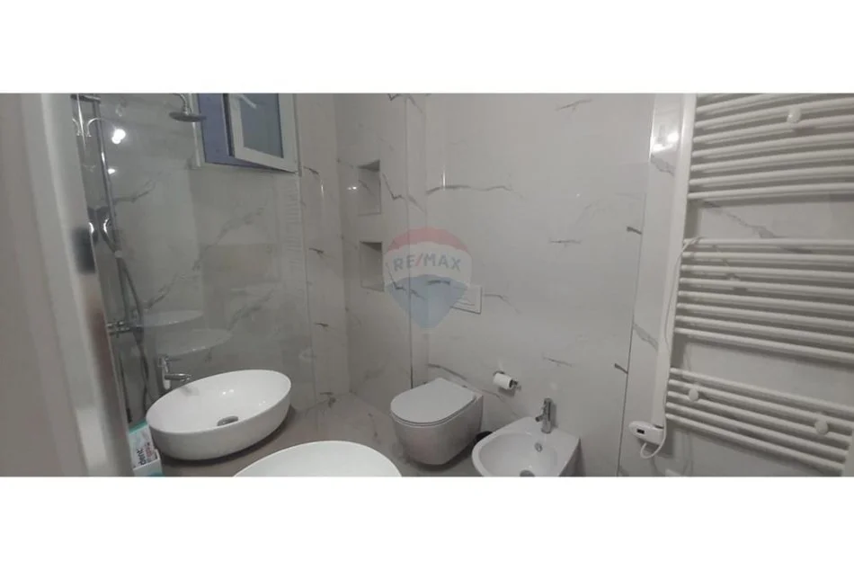 Tirane, jepet me qera apartament 2+1 , 750 € (Xhamllik)