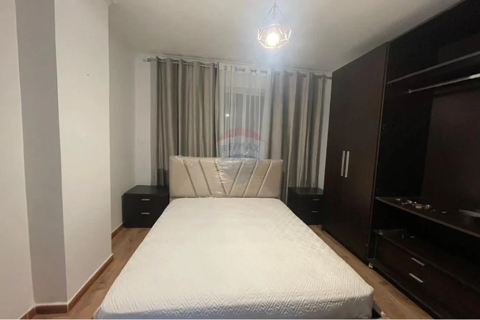 Tirane, jepet me qera apartament 1+1 , 650 € (Komuna e Parisit)